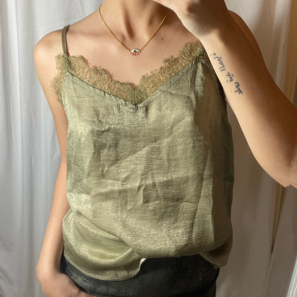 NEVER WORN ARMY GREEN LACE DETAILING TOP